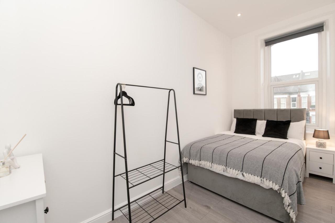 Fantastic New, London Apartment 3 Bed 1 Bath & Parking Whetstone Экстерьер фото